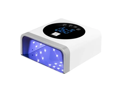 Ongles sous lampe UV